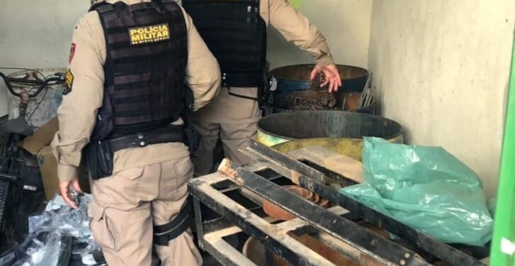 Polícia Militar fiscaliza estabelecimento de sucatas em São Sebastião do Oeste