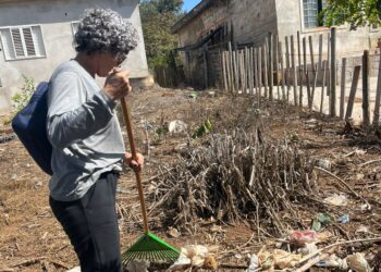 Equipe de Endemias realiza ação de limpeza em áreas públicas de Córrego Fundo