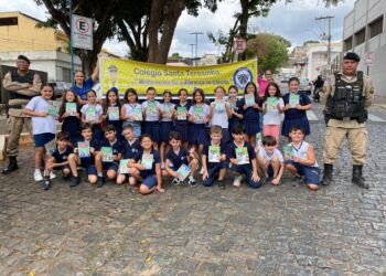 PM, em parceria com o Colégio Santa Teresinha, realiza Blitz Educativa para conscientizar alunos e condutores durante a Semana Nacional do Trânsito 2025