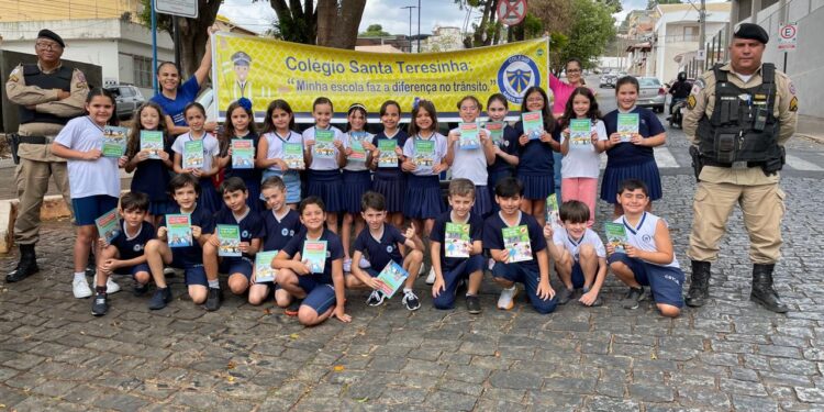 PM, em parceria com o Colégio Santa Teresinha, realiza Blitz Educativa para conscientizar alunos e condutores durante a Semana Nacional do Trânsito 2025