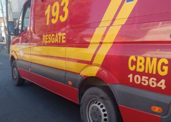 Mulher sofre queda de moto no Centro de Formiga e recebe socorro dos bombeiros