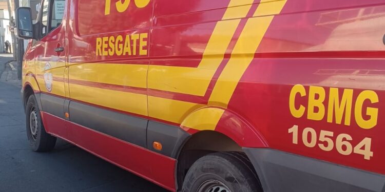 Mulher sofre queda de moto no Centro de Formiga e recebe socorro dos bombeiros