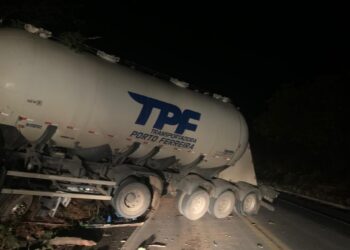 Condutor de carreta fica ferido em acidente na BR-354 em Bambuí