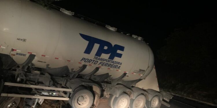 Condutor de carreta fica ferido em acidente na BR-354 em Bambuí