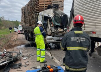 Engavetamento entre três carretas na BR-381 mata idoso em Carmópolis de Minas