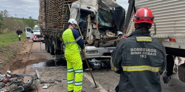 Engavetamento entre três carretas na BR-381 mata idoso em Carmópolis de Minas