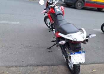 Sistema de frenagem trava e motociclista sofre acidente no Centro de Formiga