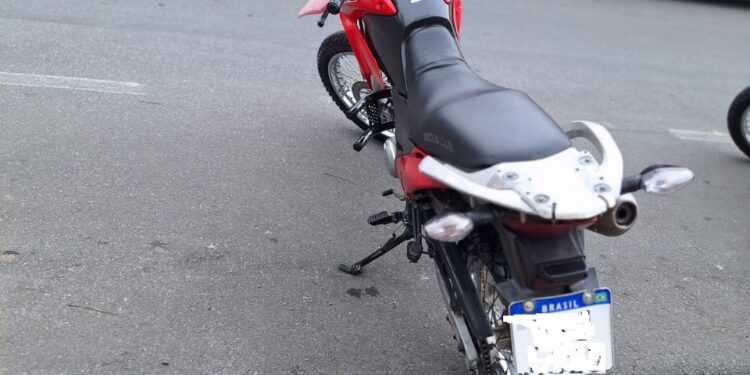 Sistema de frenagem trava e motociclista sofre acidente no Centro de Formiga
