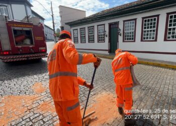 Colisão entre moto e carro provoca derramamento de óleo e risco de derrapagem em Formiga