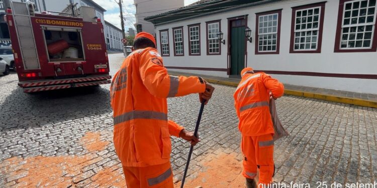 Colisão entre moto e carro provoca derramamento de óleo e risco de derrapagem em Formiga