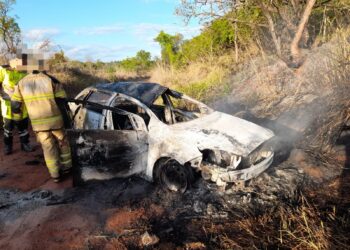Veículo capota e pega fogo na MG-170, sentido Lagoa da Prata
