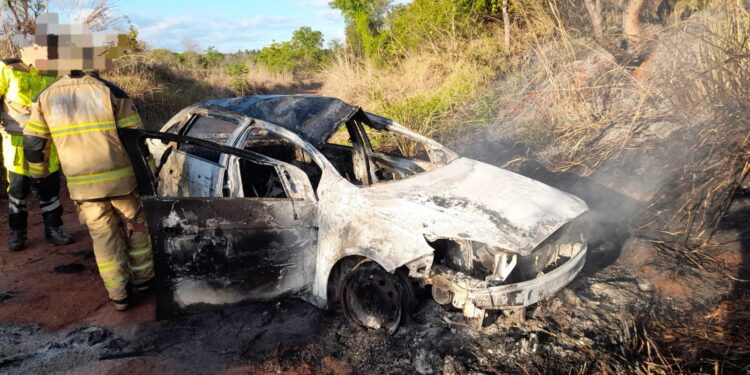 Veículo capota e pega fogo na MG-170, sentido Lagoa da Prata