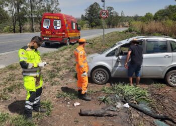 Duas pessoas ficam feridas após carro capotar na BR-354 em Formiga