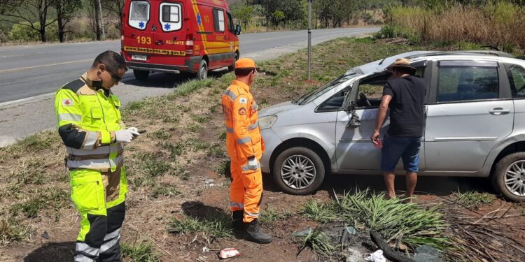 Duas pessoas ficam feridas após carro capotar na BR-354 em Formiga