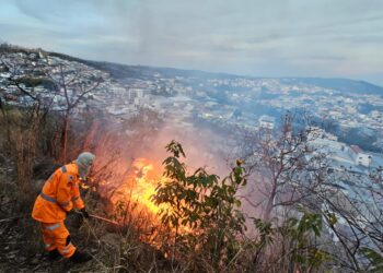 Incêndio atinge vegetação na região do Morro do Cristo em Formiga