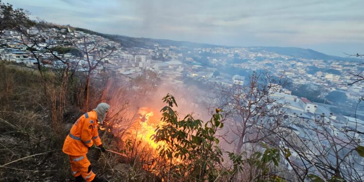 Incêndio atinge vegetação na região do Morro do Cristo em Formiga
