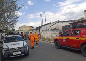 Bombeiros removem corpo em decomposição encontrado em área de difícil acesso de residência em Campo Belo