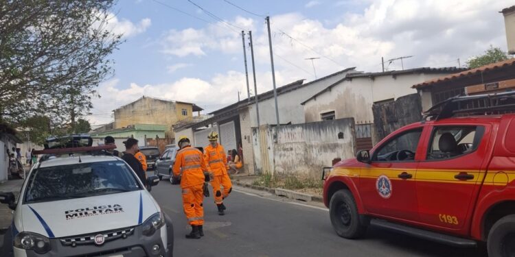 Bombeiros removem corpo em decomposição encontrado em área de difícil acesso de residência em Campo Belo