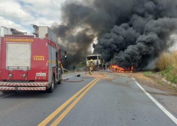 Acidente entre duas carretas é registrado na BR-354, em Formiga