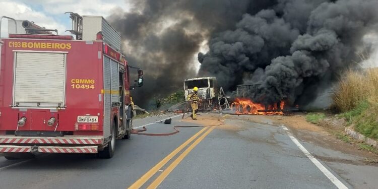 Acidente entre duas carretas é registrado na BR-354, em Formiga