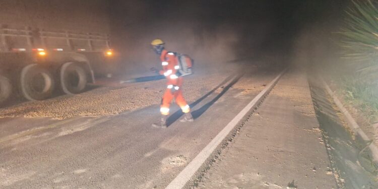 Bombeiros realizam limpeza de pista após tombamento de carreta na BR-354