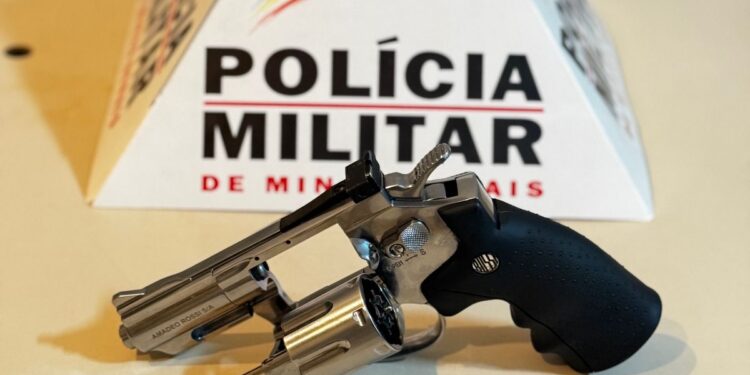 Polícia Militar apreende simulacro de arma de fogo em Formiga