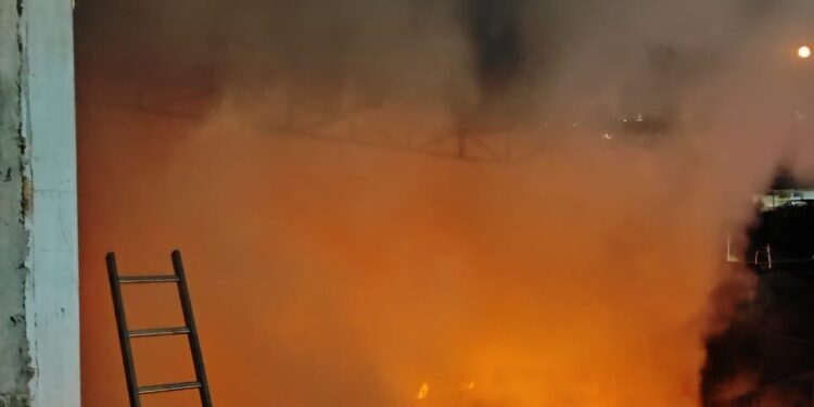 Incêndio atinge depósito de capas de celular no bairro Vila Didi em Formiga