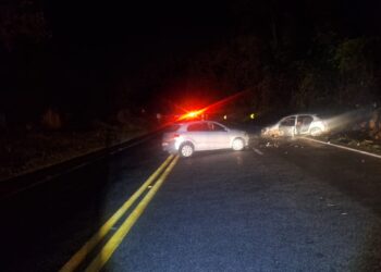 Colisão entre dois carros deixa dois feridos na MG-050, em Pedra do Indaiá