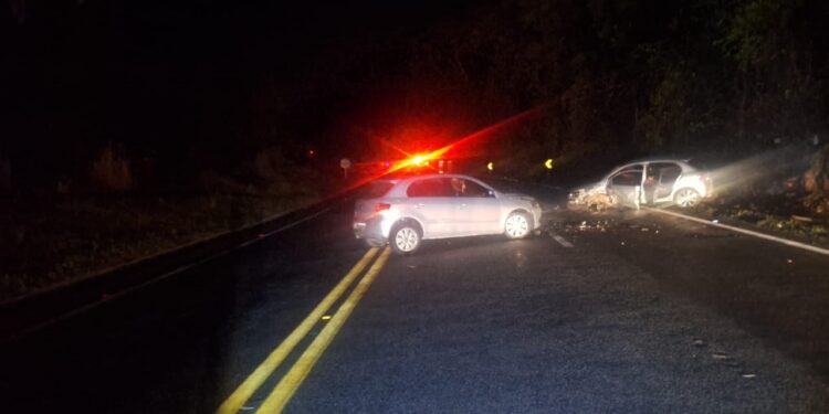 Colisão entre dois carros deixa dois feridos na MG-050, em Pedra do Indaiá