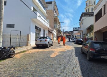 Bombeiros controlam risco de derrapagem após vazamento de óleo em Formiga