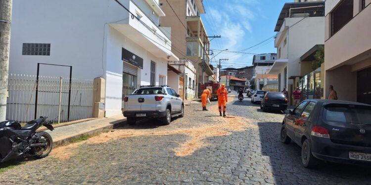 Bombeiros controlam risco de derrapagem após vazamento de óleo em Formiga