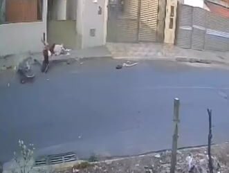 Câmera flagra momento em que idoso é atropelado em calçada no bairro Alvorada em Formiga