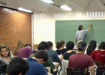 Ensino superior no Brasil pode mais que dobrar salário