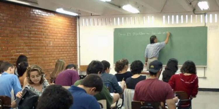 Ensino superior no Brasil pode mais que dobrar salário