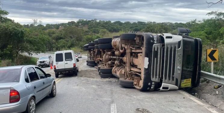 Carreta tomba e motorista fica ferido na BR-494, entre Divinópolis e Nova Serrana