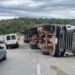 Carreta tomba e motorista fica ferido na BR-494, entre Divinópolis e Nova Serrana