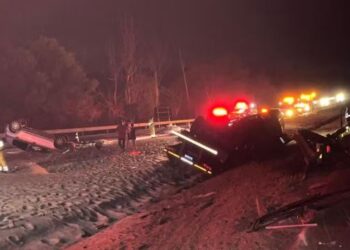 Caminhoneiro morre em tombamento na BR-262 e carga de arroz provoca capotamento de carro