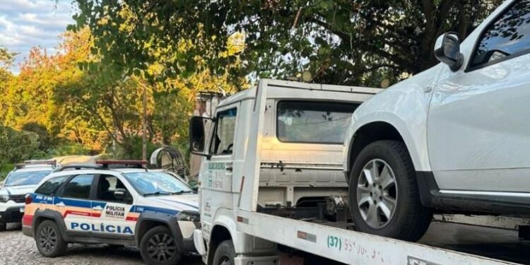 Trio de agiotas é preso após invadir casa e ameaçar grávida em Divinópolis