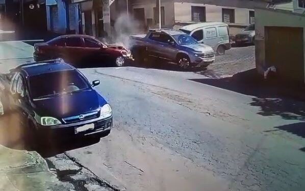 Três veículos se envolvem em acidente na Av. Abílio Machado em Formiga