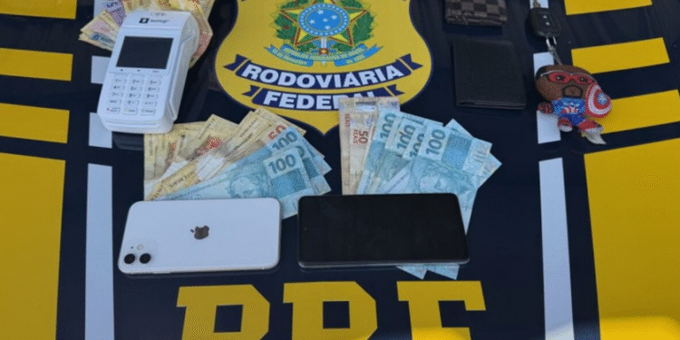 Dupla de SP é presa aplicando golpes em caixas eletrônicos de supermercados em MG