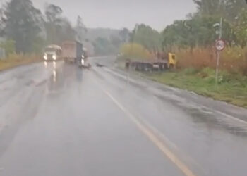Motociclista sofre múltiplas fraturas em acidente com  caminhão na BR-354