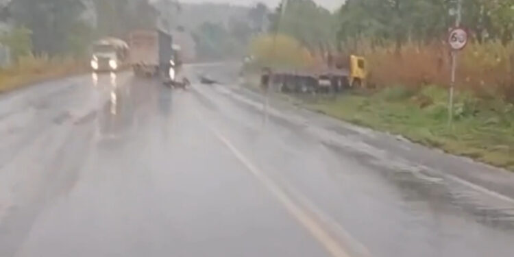 Motociclista sofre múltiplas fraturas em acidente com  caminhão na BR-354