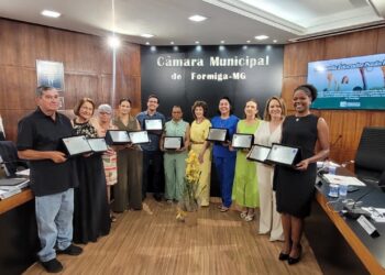 Câmara de Formiga entrega Comenda Educador Paulo Freire a personalidades que se destacam na área da educação