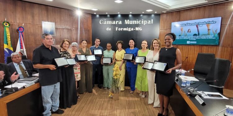 Câmara de Formiga entrega Comenda Educador Paulo Freire a personalidades que se destacam na área da educação