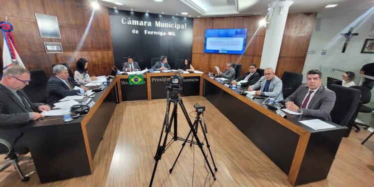 Câmara de Formiga aprova nove projetos e avança em pautas administrativas, sociais e de infraestrutura