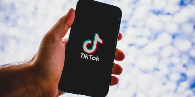 Mundo: Menino de 12 anos morre após fazer desafio que virou ‘trend’ no TikTok