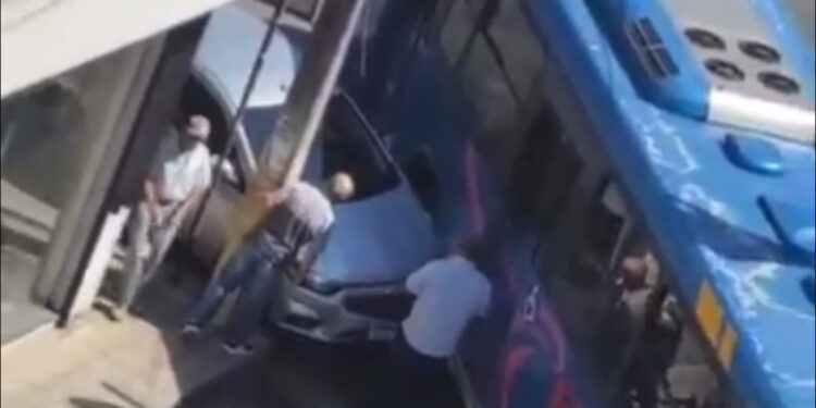 Polícia Militar registra acidente entre ônibus e carro de passeio próximo à Santa Casa