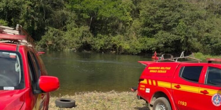 Banhista morre afogado ao tentar recuperar chinelo que caiu em rio em MG