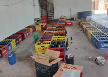 Polícia apreende mais de 3 mil garrafas de cerveja falsificas em galpão em Betim, na Grande BH