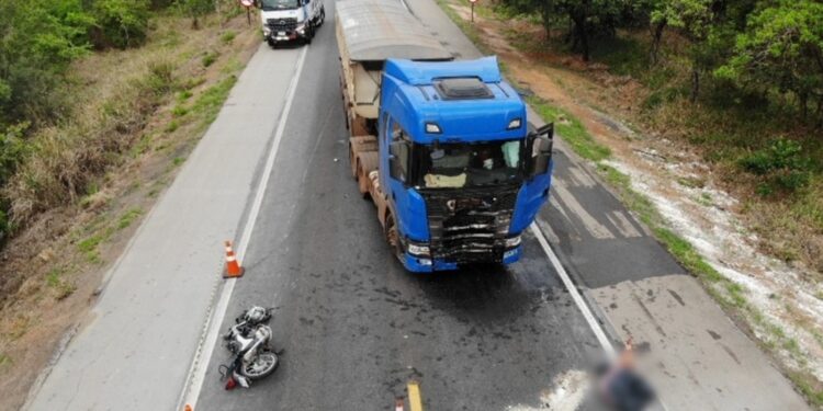 Motociclista morre ao bater de frente com caminhão na BR-262 em Bom Despacho